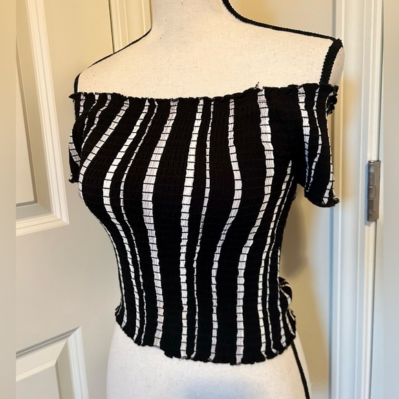 Kendall and Kylie black-and-white striped off the shoulder cropped short sleeve - Picture 1 of 4